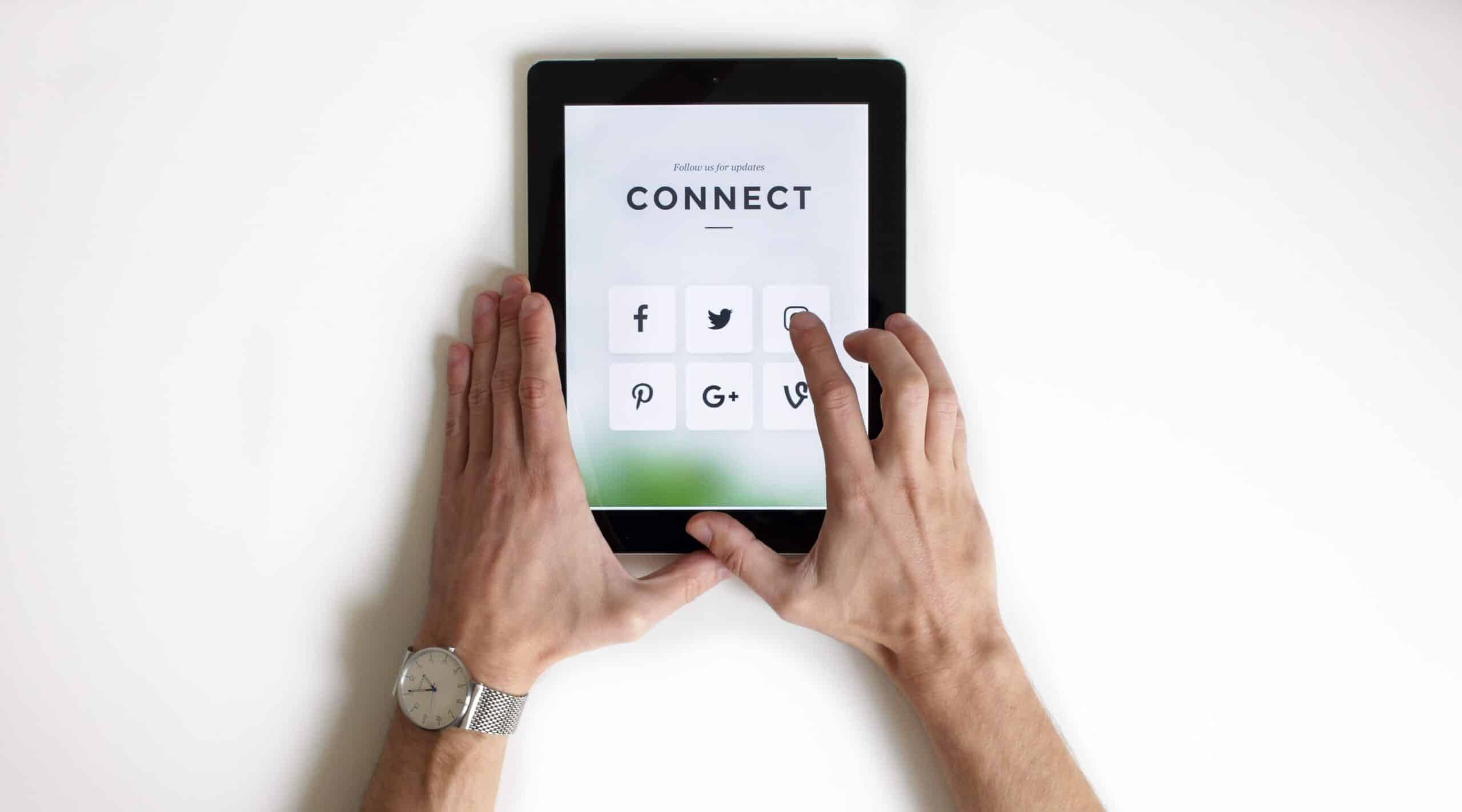 Tablet mit Social Media-Icons